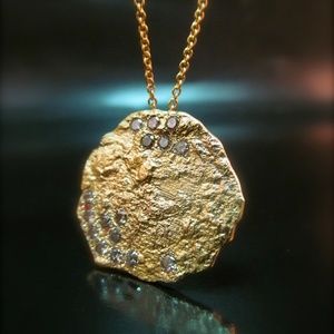 Gold diamonds necklace.